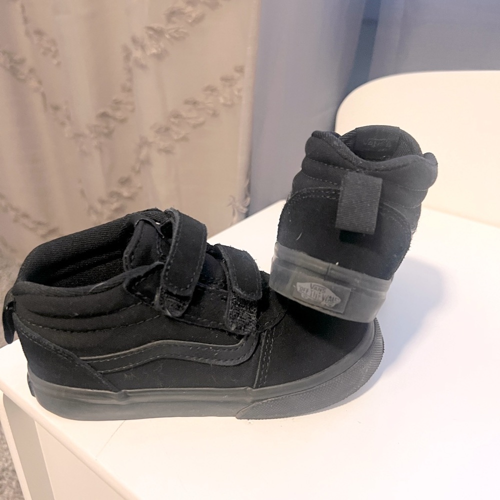 Toddler size 9 Velcro vans OLD SKOOL Black